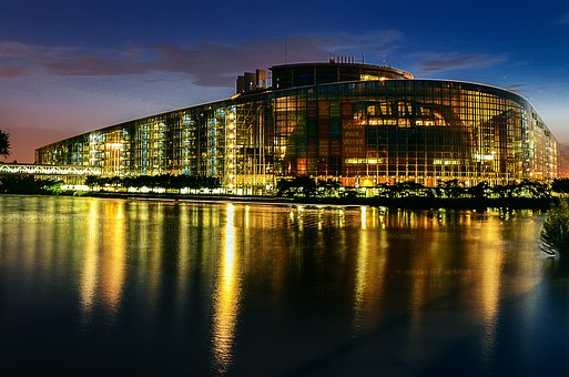 Parlement Européen vue depuis le canal de nuit