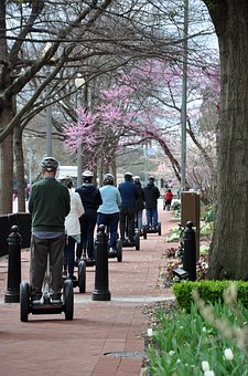 Personnes se promenant en segway